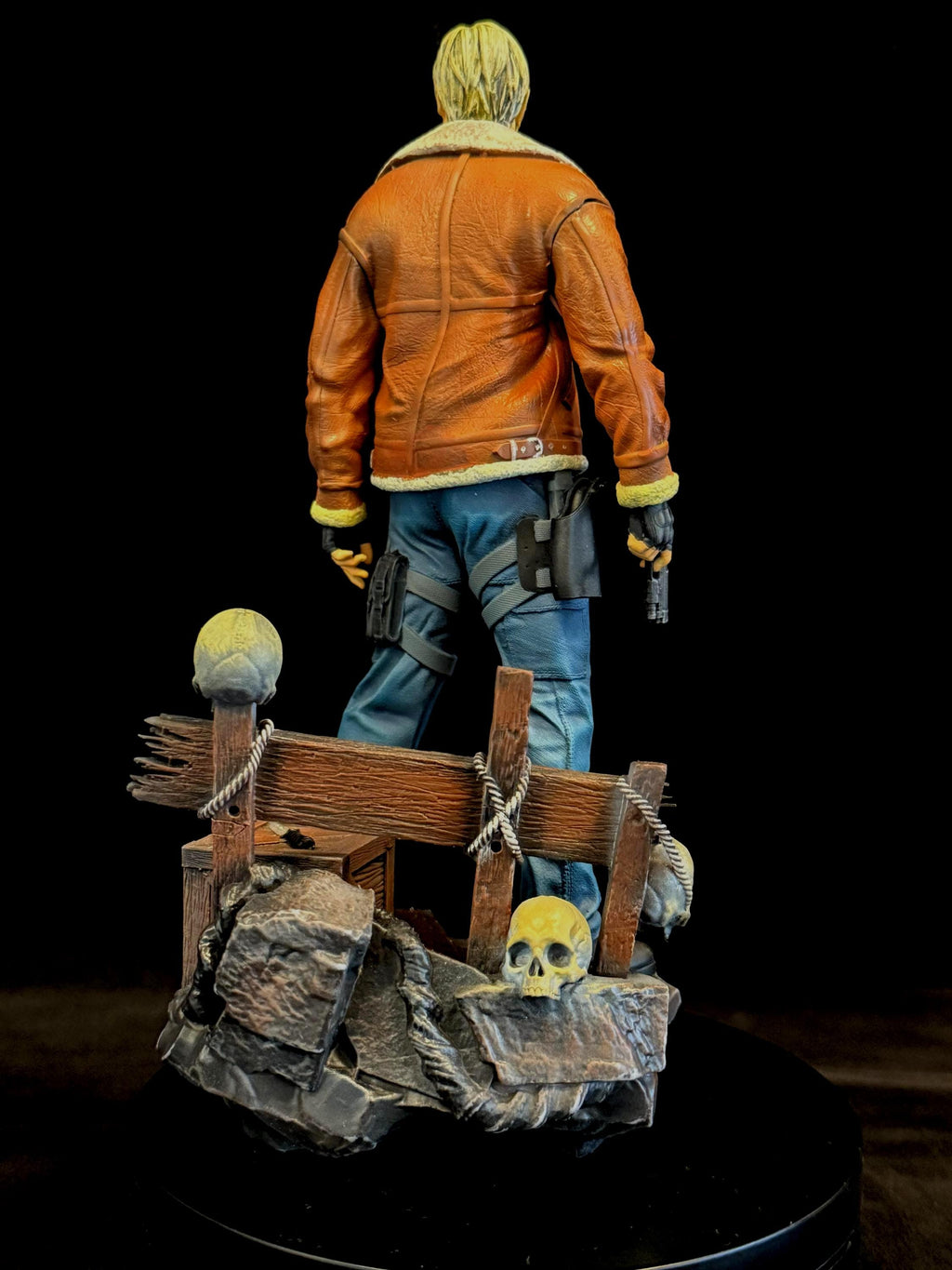 Leon S. Kennedy Collectible Statue – Hand-Painted Resident Evil Figure (Multiple Sizes Available)