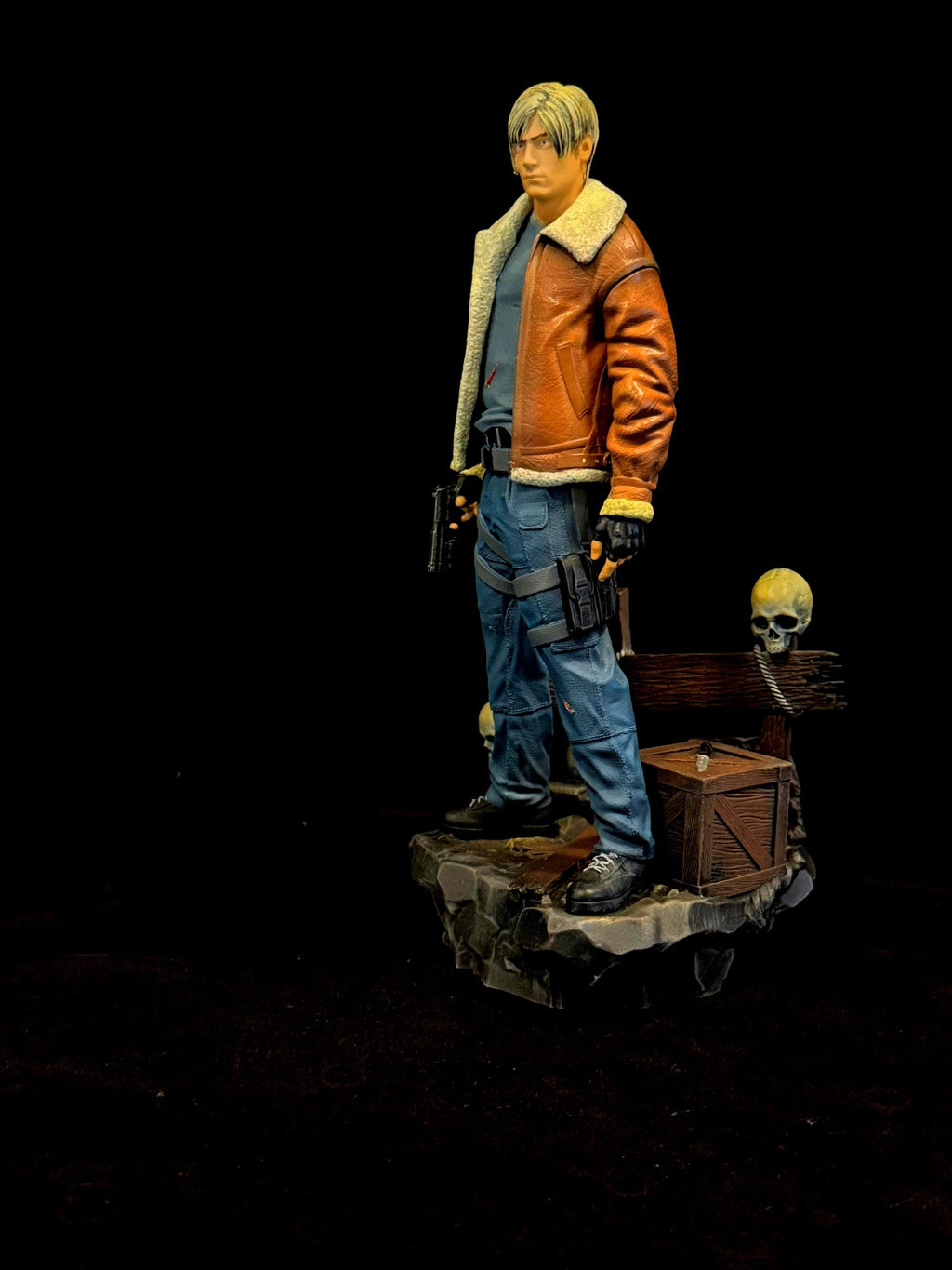 Leon S. Kennedy Collectible Statue – Hand-Painted Resident Evil Figure (Multiple Sizes Available)