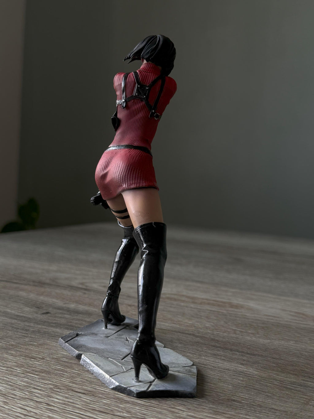 Ada Wong Collectible Figure – Hand-Painted Resident Evil Statue, Unique Gamer Decor Gift