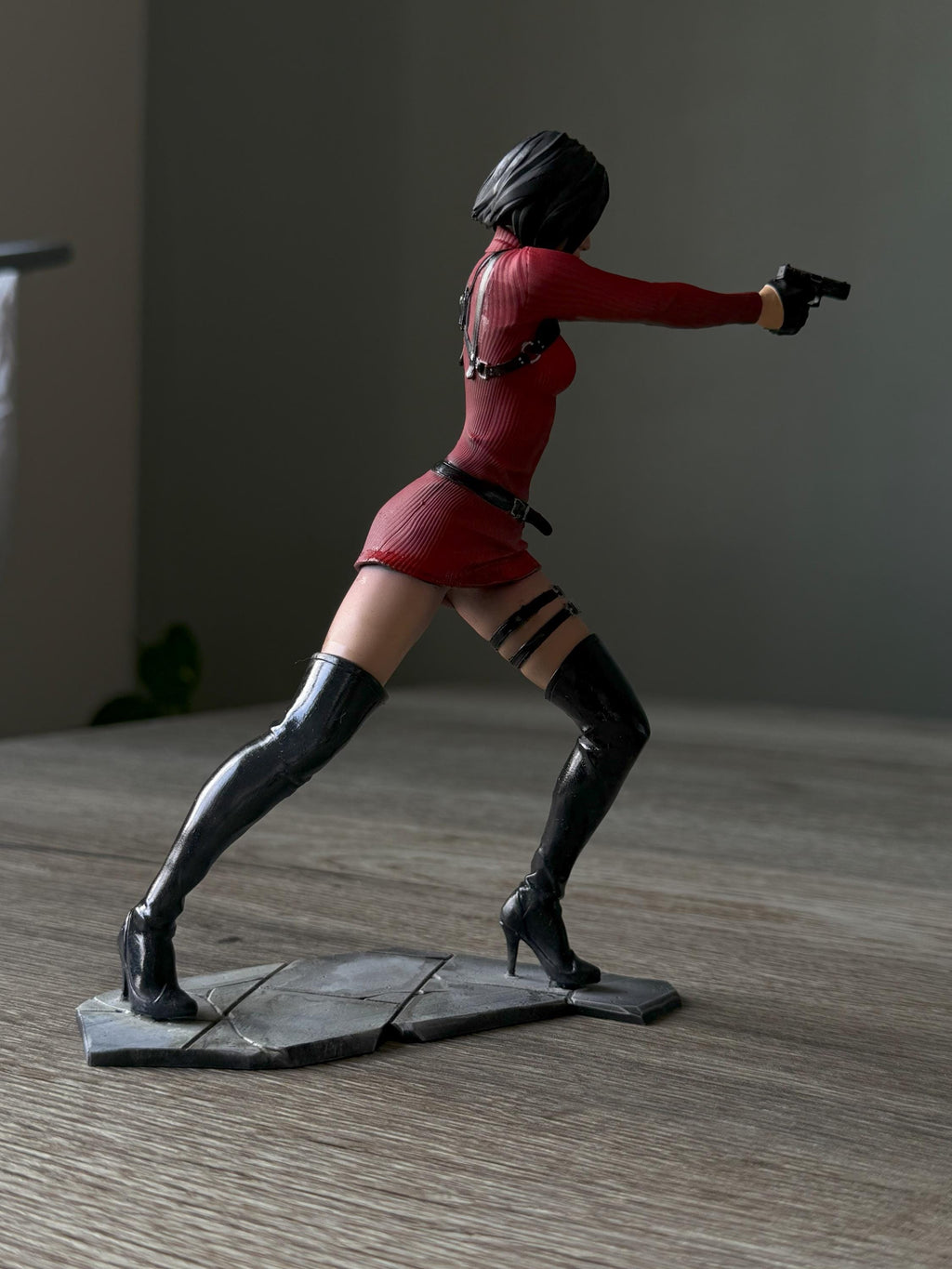 Ada Wong Collectible Figure – Hand-Painted Resident Evil Statue, Unique Gamer Decor Gift