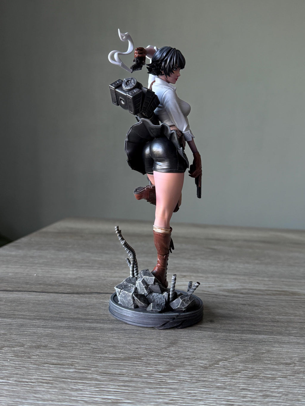 Hand-Painted Lady Statue (Devil May Cry) - 12K Resin Gamer Decor