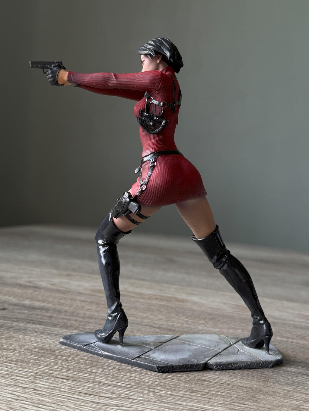 Ada Wong Collectible Figure – Hand-Painted Resident Evil Statue, Unique Gamer Decor Gift