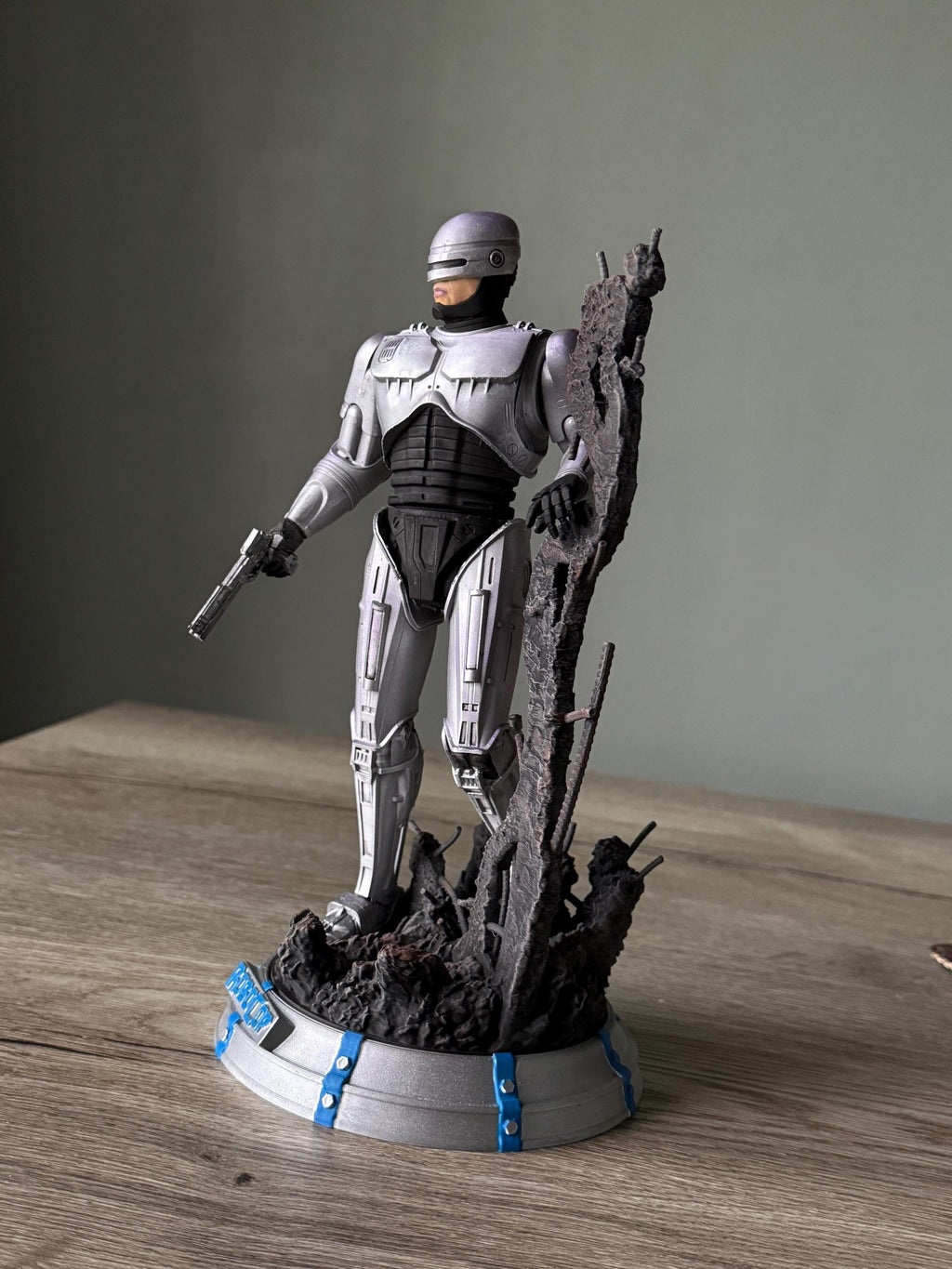 RoboCop Statue – Hand-Painted 12K Resin Figure with Battle-Damaged Base | 80s Movie Collectible