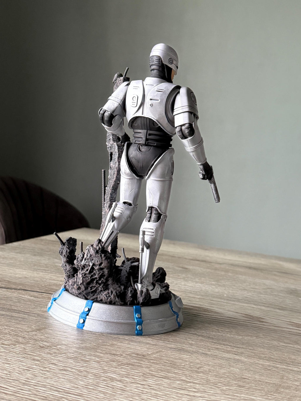 RoboCop Statue – Hand-Painted 12K Resin Figure with Battle-Damaged Base | 80s Movie Collectible