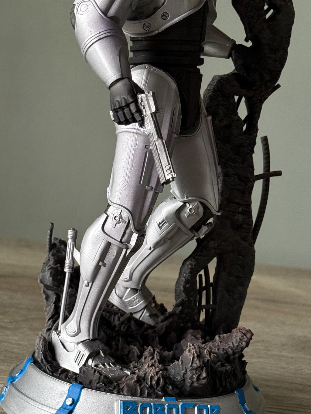 RoboCop Statue – Hand-Painted 12K Resin Figure with Battle-Damaged Base | 80s Movie Collectible