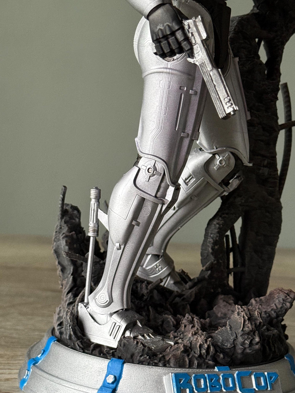 RoboCop Statue – Hand-Painted 12K Resin Figure with Battle-Damaged Base | 80s Movie Collectible