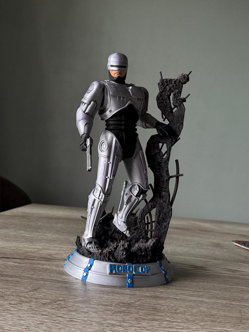 RoboCop Statue – Hand-Painted 12K Resin Figure with Battle-Damaged Base | 80s Movie Collectible