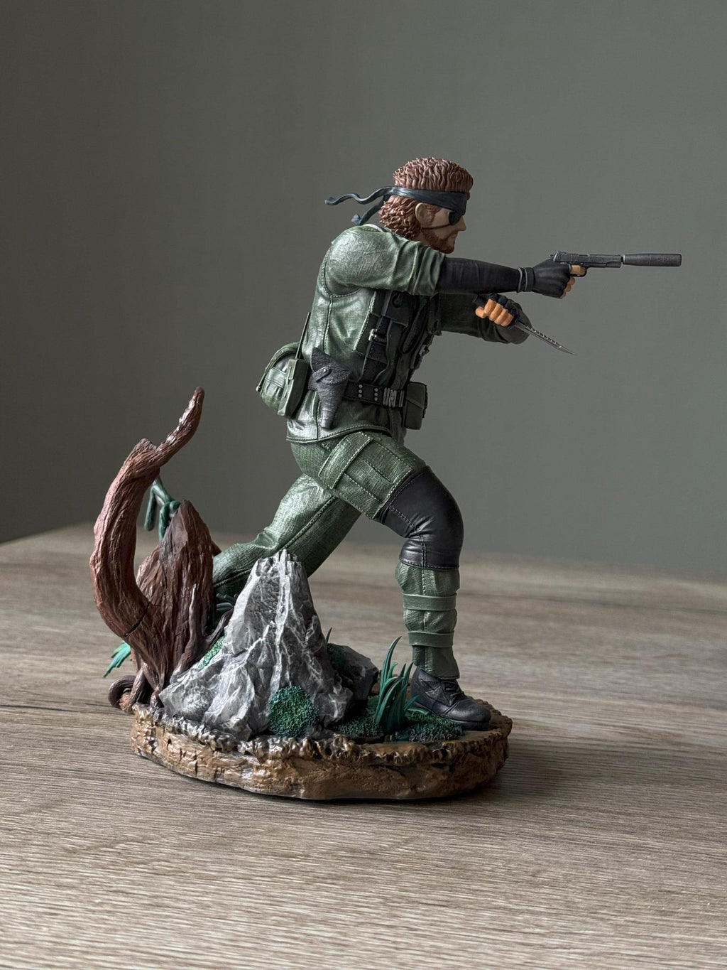 Naked Snake Statue (Metal Gear Solid 3: Snake Eater) – Hand-Painted Resin Figure | 1/10 & 1/6 Scale Collectible