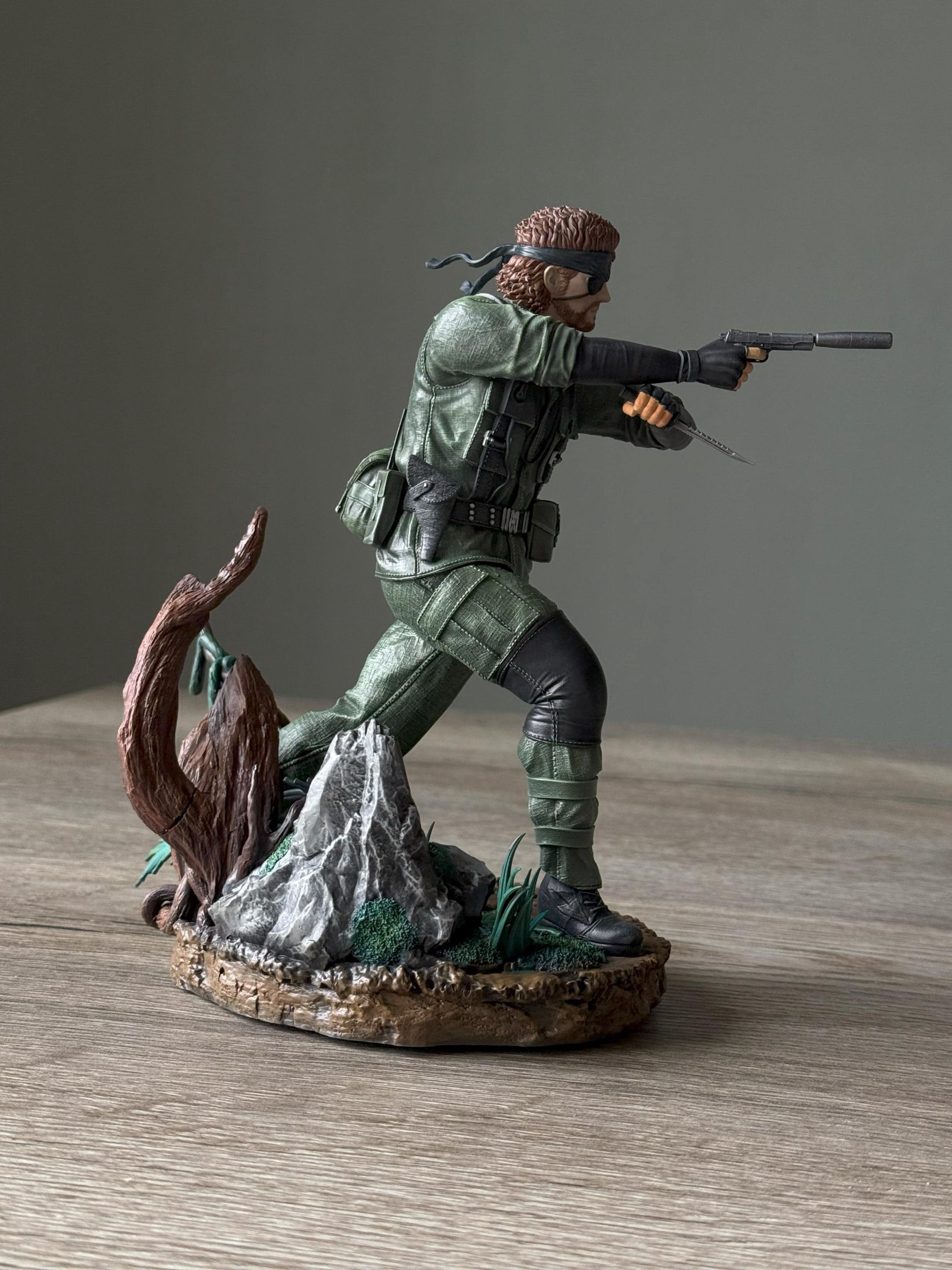 Naked Snake Statue (Metal Gear Solid 3: Snake Eater) – Hand-Painted Resin Figure | 1/10 & 1/6 Scale Collectible