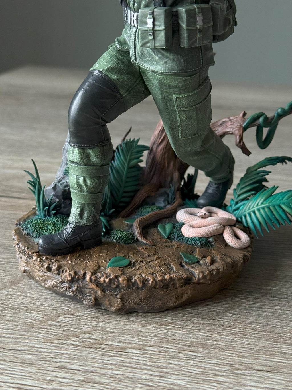 Naked Snake Statue (Metal Gear Solid 3: Snake Eater) – Hand-Painted Resin Figure | 1/10 & 1/6 Scale Collectible
