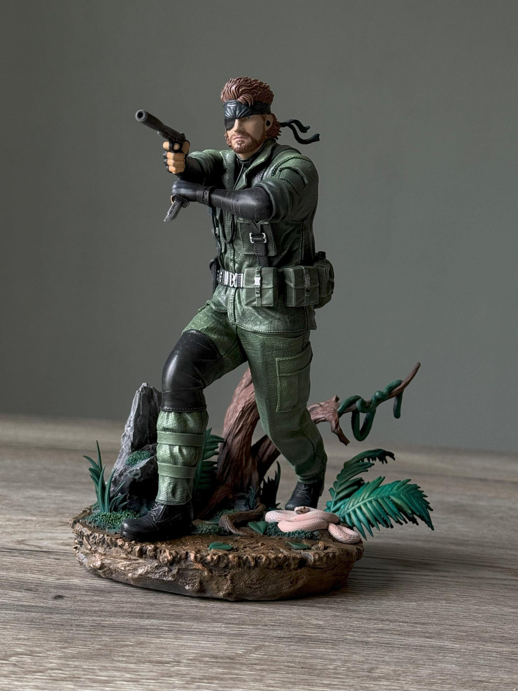 Naked Snake Statue (Metal Gear Solid 3: Snake Eater) – Hand-Painted Resin Figure | 1/10 & 1/6 Scale Collectible