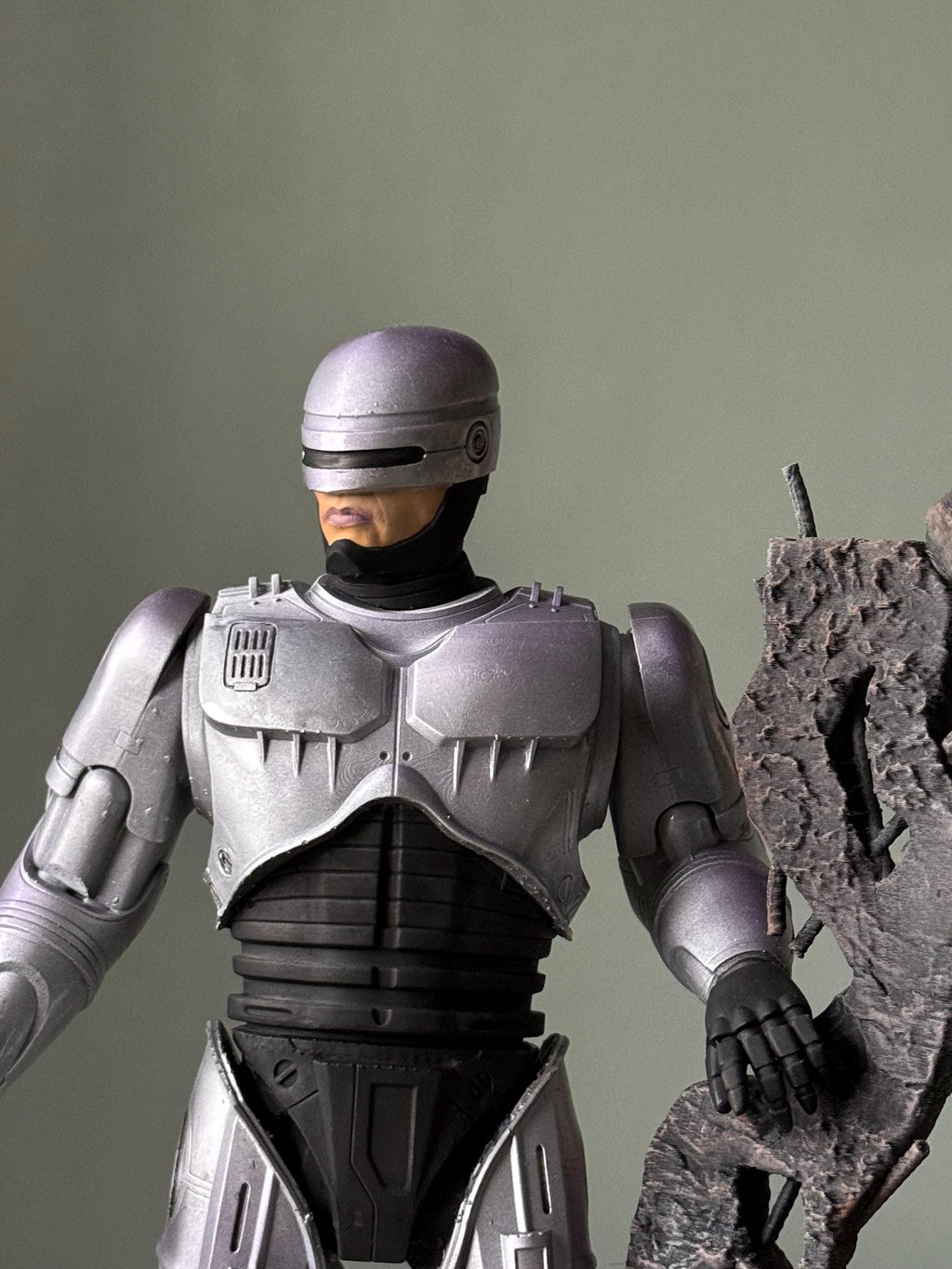 RoboCop Statue – Hand-Painted 12K Resin Figure with Battle-Damaged Base | 80s Movie Collectible