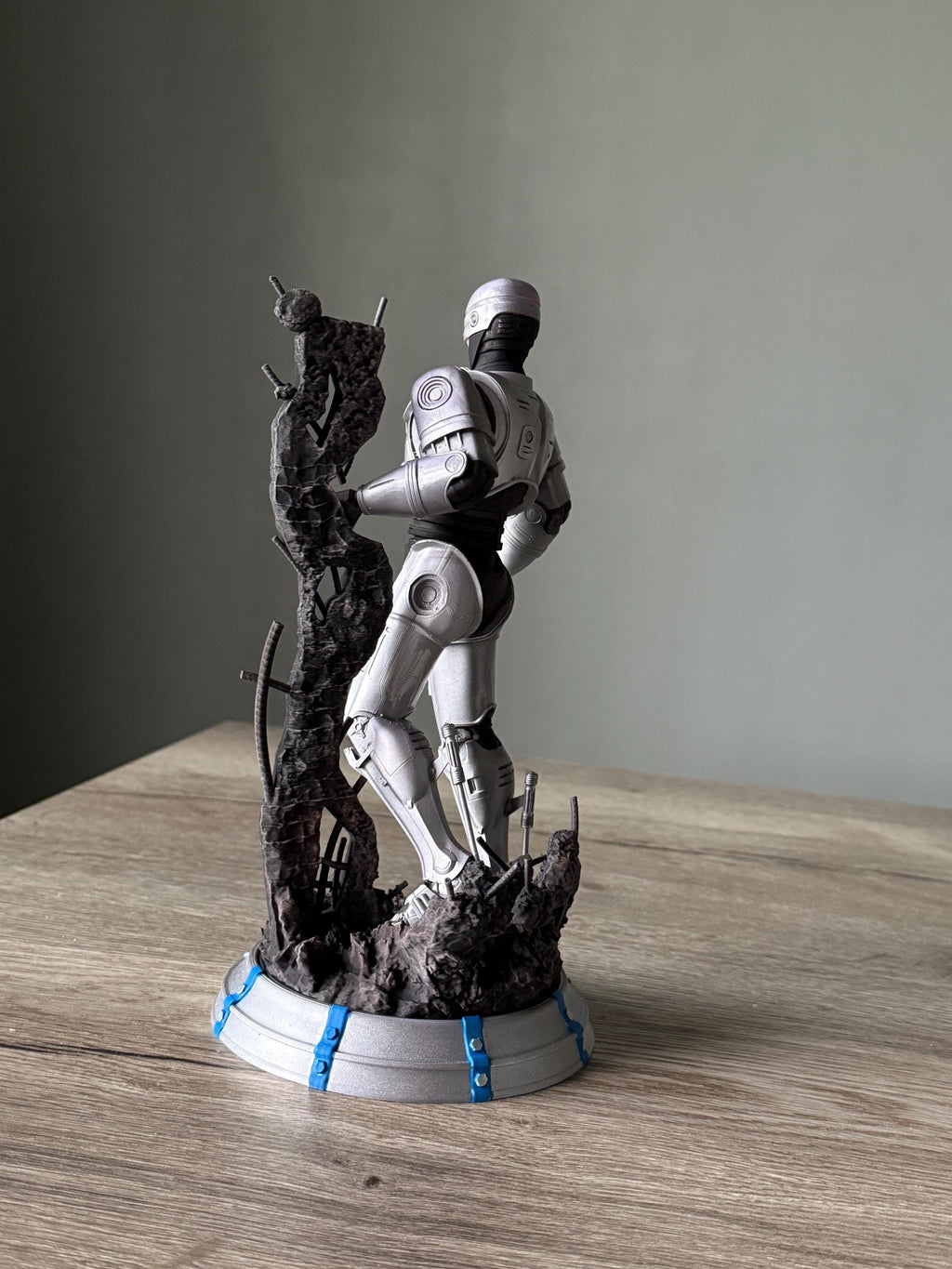 RoboCop Statue – Hand-Painted 12K Resin Figure with Battle-Damaged Base | 80s Movie Collectible