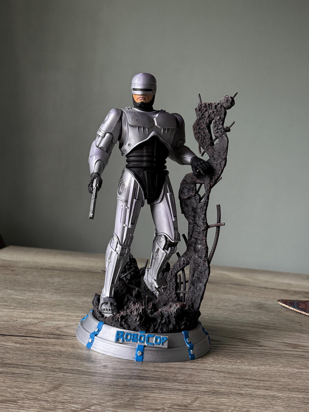 RoboCop Statue – Hand-Painted 12K Resin Figure with Battle-Damaged Base | 80s Movie Collectible