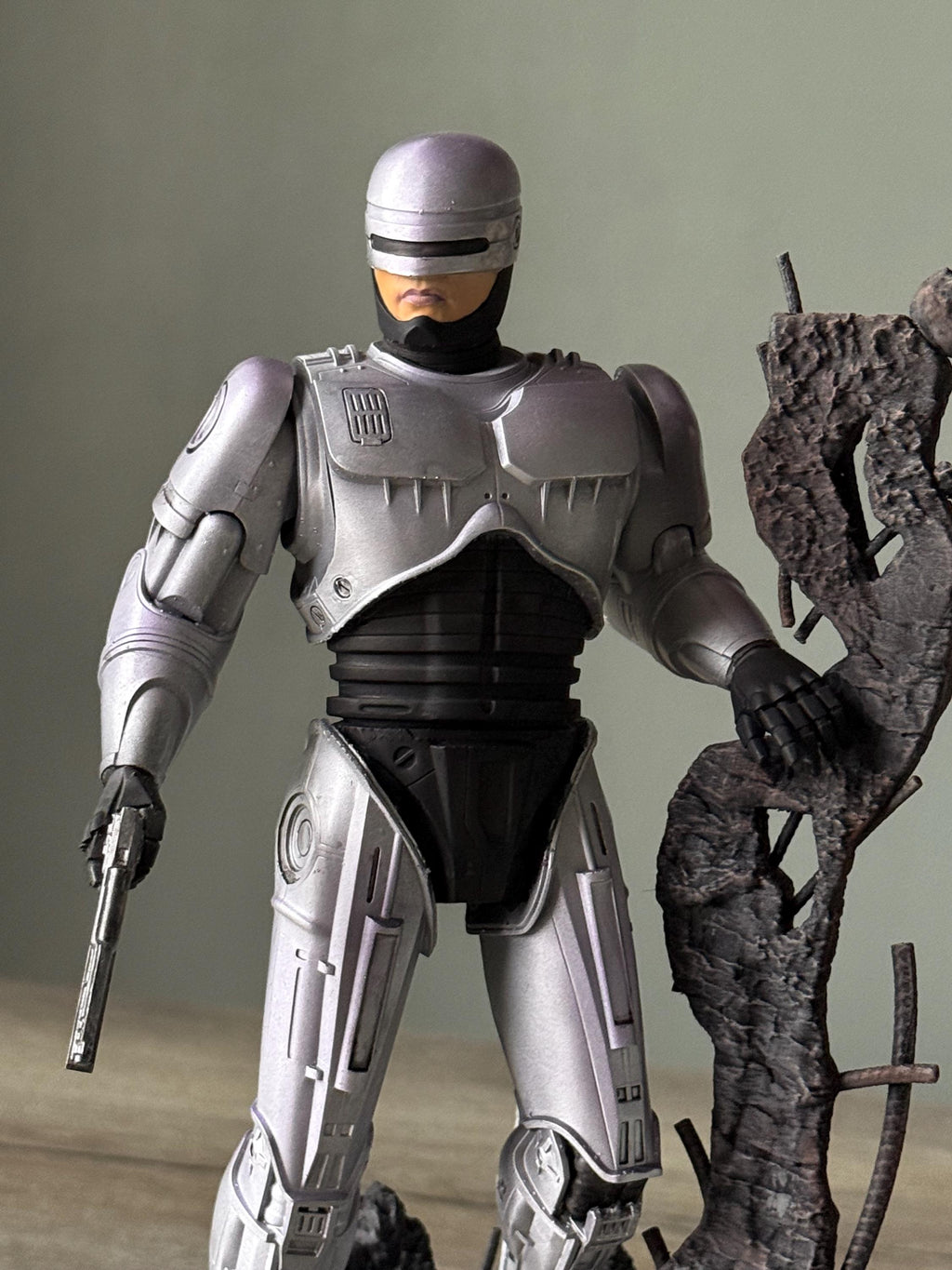 RoboCop Statue – Hand-Painted 12K Resin Figure with Battle-Damaged Base | 80s Movie Collectible