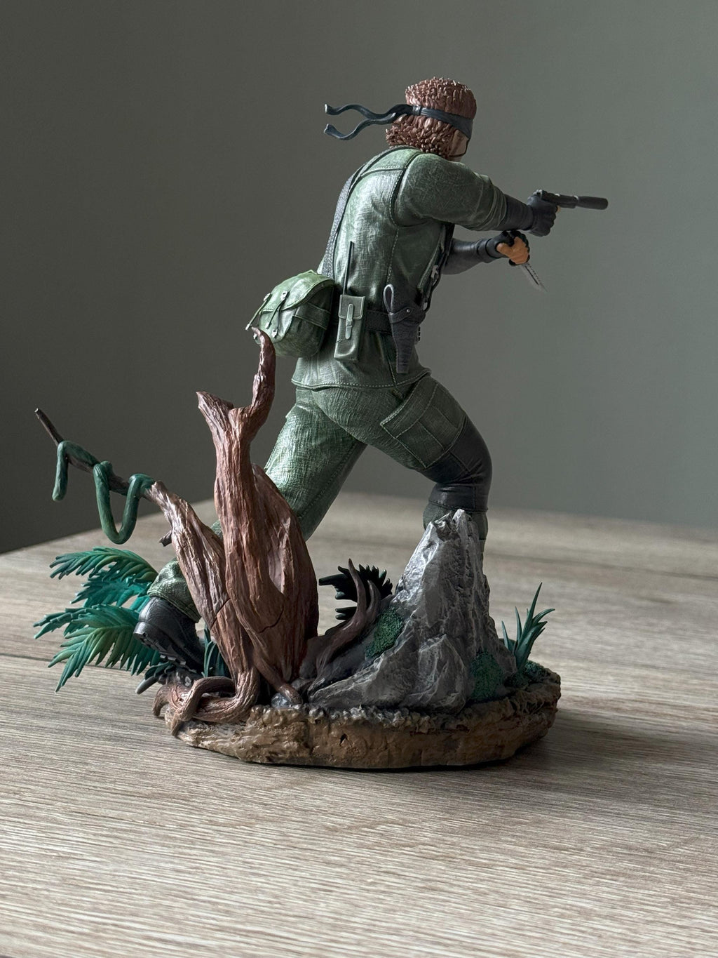 Naked Snake Statue (Metal Gear Solid 3: Snake Eater) – Hand-Painted Resin Figure | 1/10 & 1/6 Scale Collectible