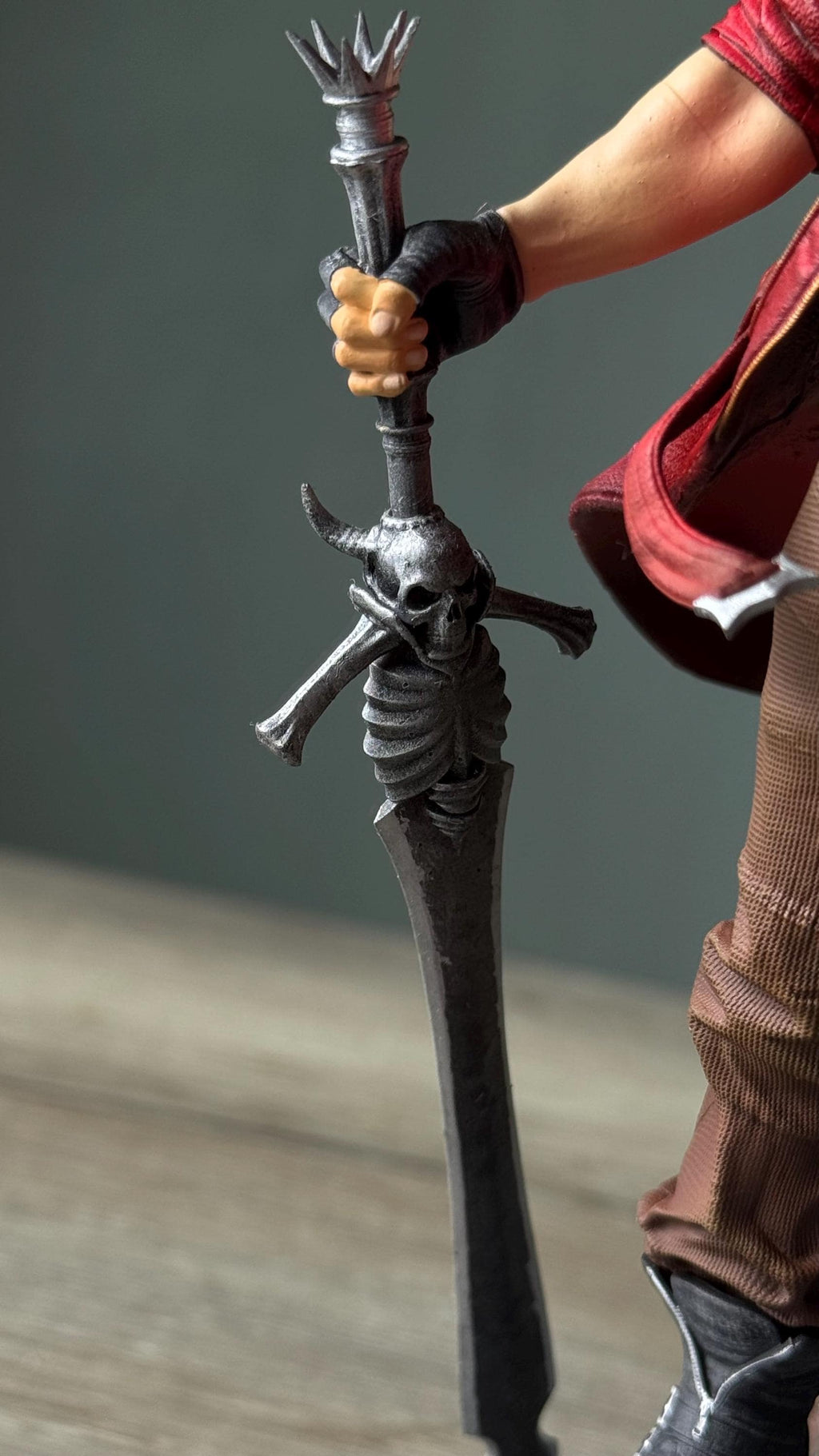 Dante Figure (Devil May Cry 3) – Fully-Painted 12K Resin Figurine with Sword & Pistol | DMC3 Collectible Gamer Decor